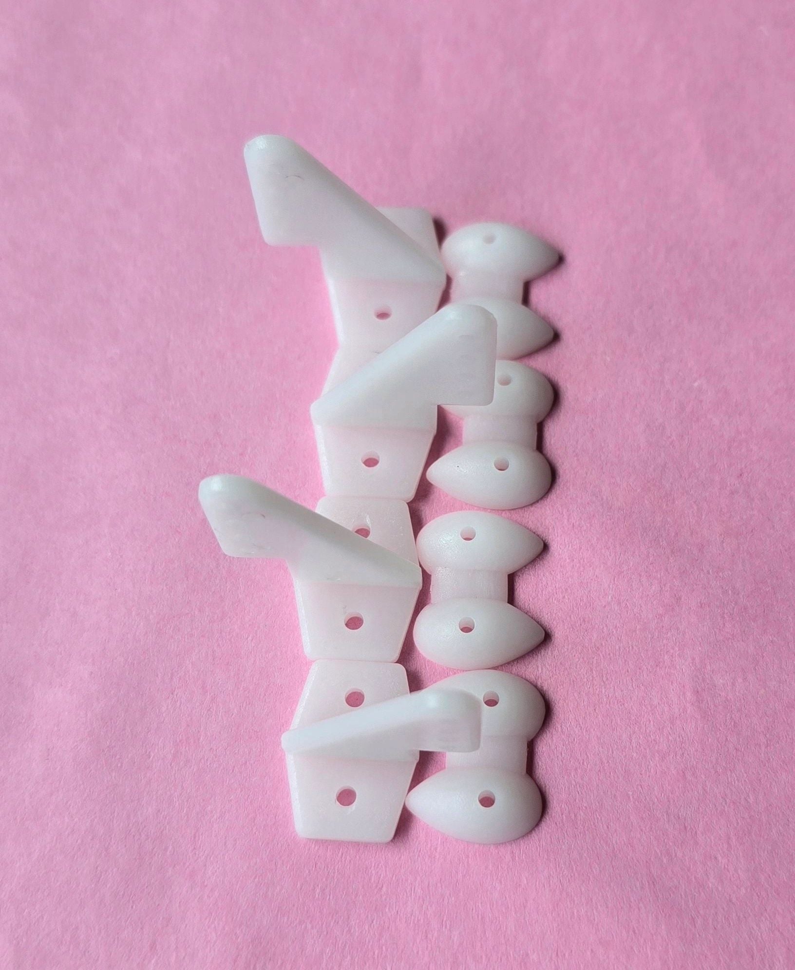 Pom Horns White 20x27mm (04pcs/set)